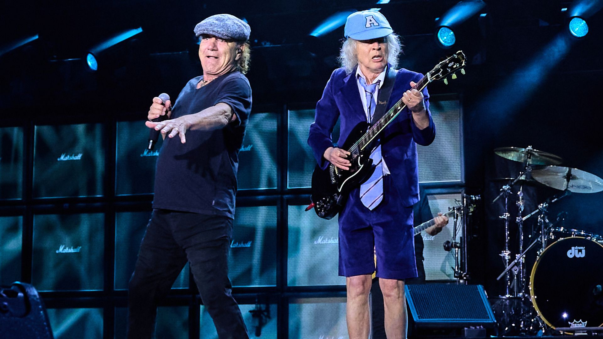 Brian Johnson e Angus Young durante show do AC/DC em apresentação ao vivo