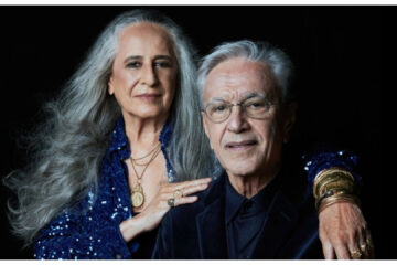 Caetano Veloso e Maria Bethânia em retrato promocional da turnê conjunta registrada no álbum ao vivo premiado no Grammy 2026.