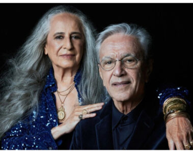 Caetano Veloso e Maria Bethânia em retrato promocional da turnê conjunta registrada no álbum ao vivo premiado no Grammy 2026.