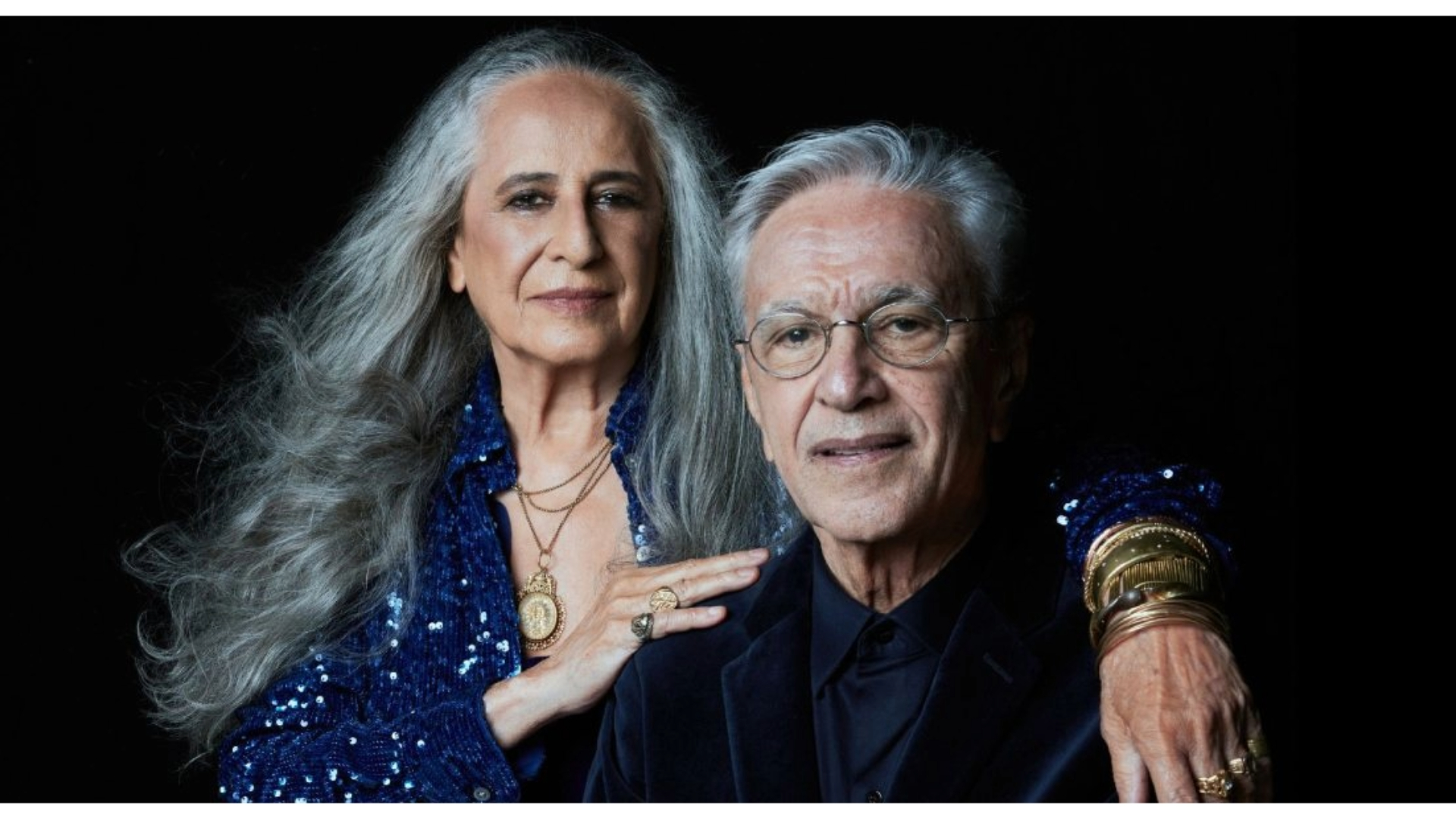 Caetano Veloso e Maria Bethânia em retrato promocional da turnê conjunta registrada no álbum ao vivo premiado no Grammy 2026.