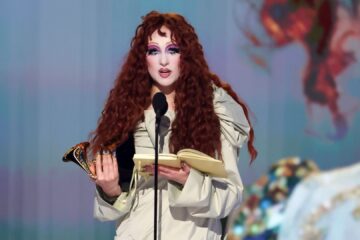 Chappell Roan discursa ao receber prêmio no Grammy Awards 2026, com figurino dramático e visual teatral
