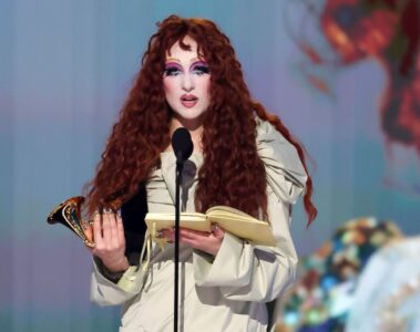 Chappell Roan discursa ao receber prêmio no Grammy Awards 2026, com figurino dramático e visual teatral