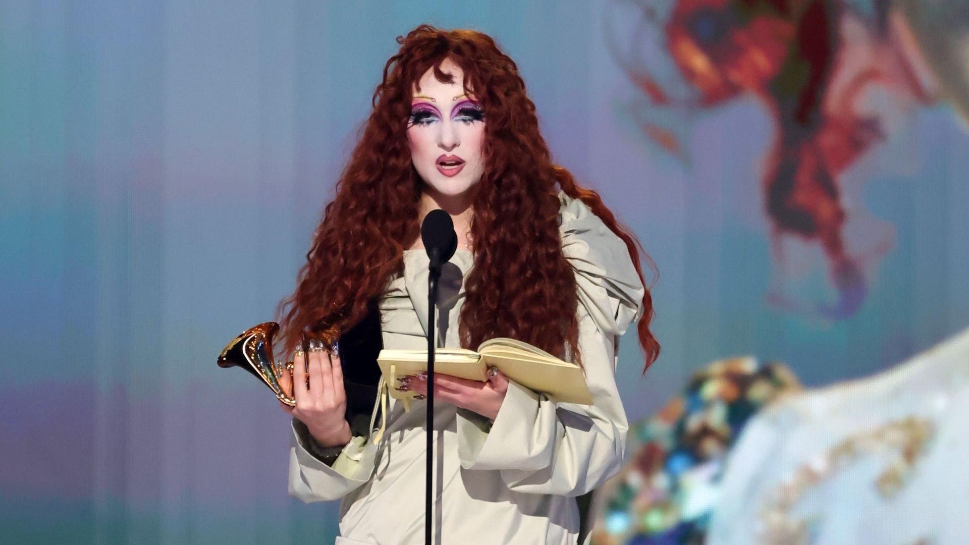 Chappell Roan discursa ao receber prêmio no Grammy Awards 2026, com figurino dramático e visual teatral