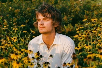 Djo, projeto musical de Joe Keery, em foto promocional do álbum The Crux