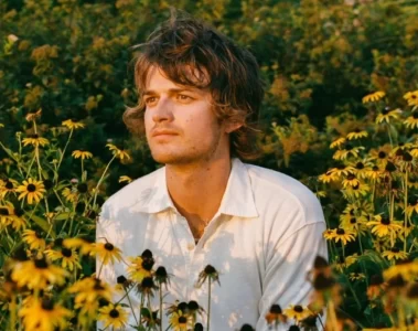 Djo, projeto musical de Joe Keery, em foto promocional do álbum The Crux