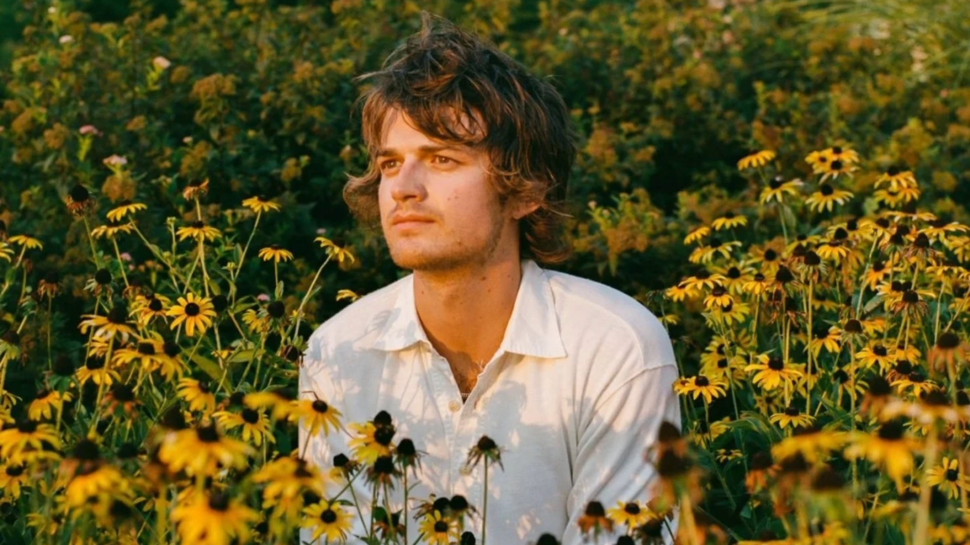 Djo, projeto musical de Joe Keery, em foto promocional do álbum The Crux