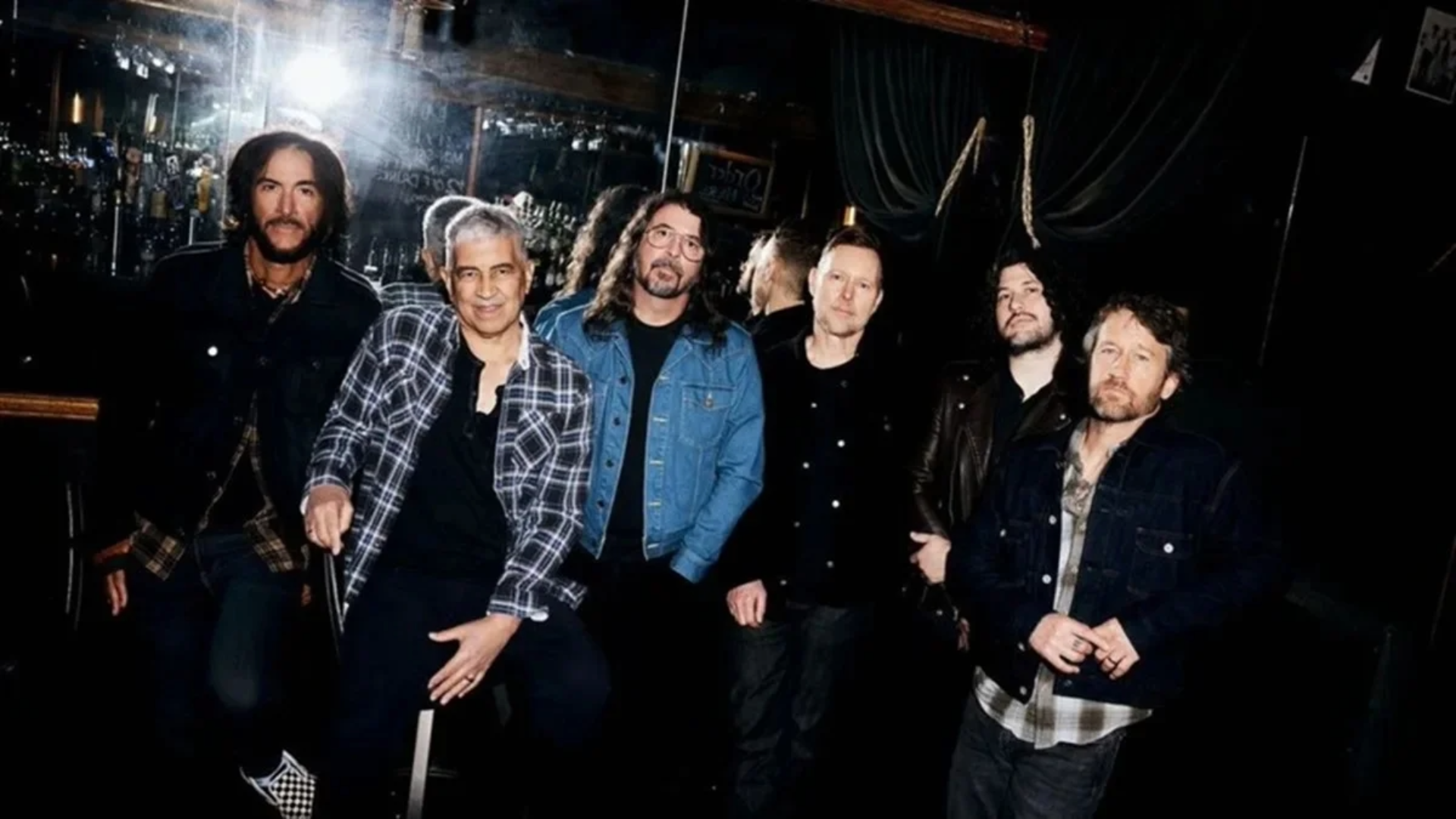 Integrantes do Foo Fighters em foto promocional recente da nova fase da banda