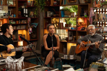 Gilberto Gil ao lado de Flor Gil e Bento Gil durante apresentação no Tiny Desk Brasil 2026