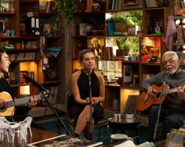 Gilberto Gil ao lado de Flor Gil e Bento Gil durante apresentação no Tiny Desk Brasil 2026