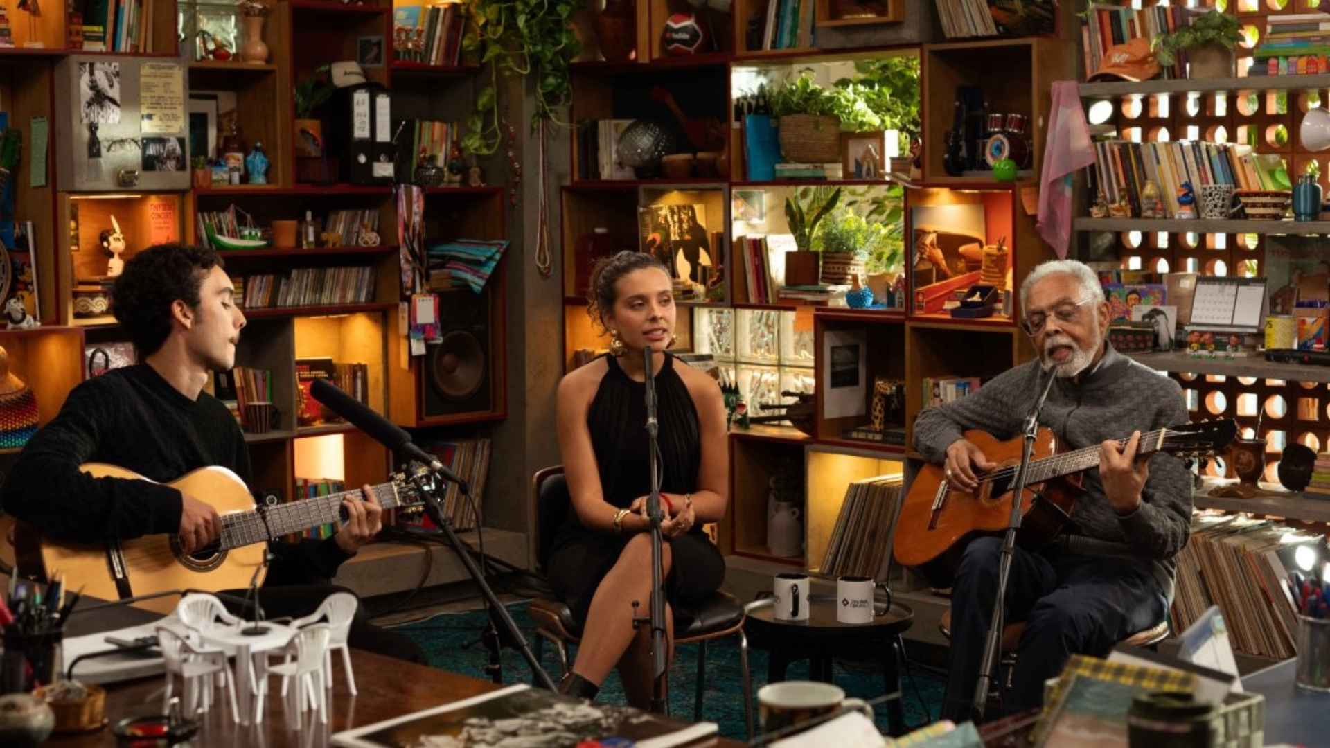 Gilberto Gil ao lado de Flor Gil e Bento Gil durante apresentação no Tiny Desk Brasil 2026