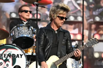 Green Day se apresenta no Super Bowl LX tocando “American Idiot” com Billie Joe Armstrong no palco