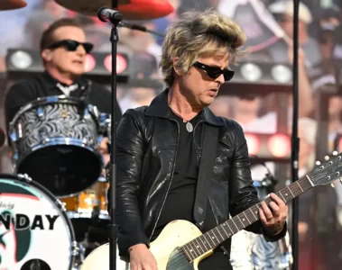 Green Day se apresenta no Super Bowl LX tocando “American Idiot” com Billie Joe Armstrong no palco