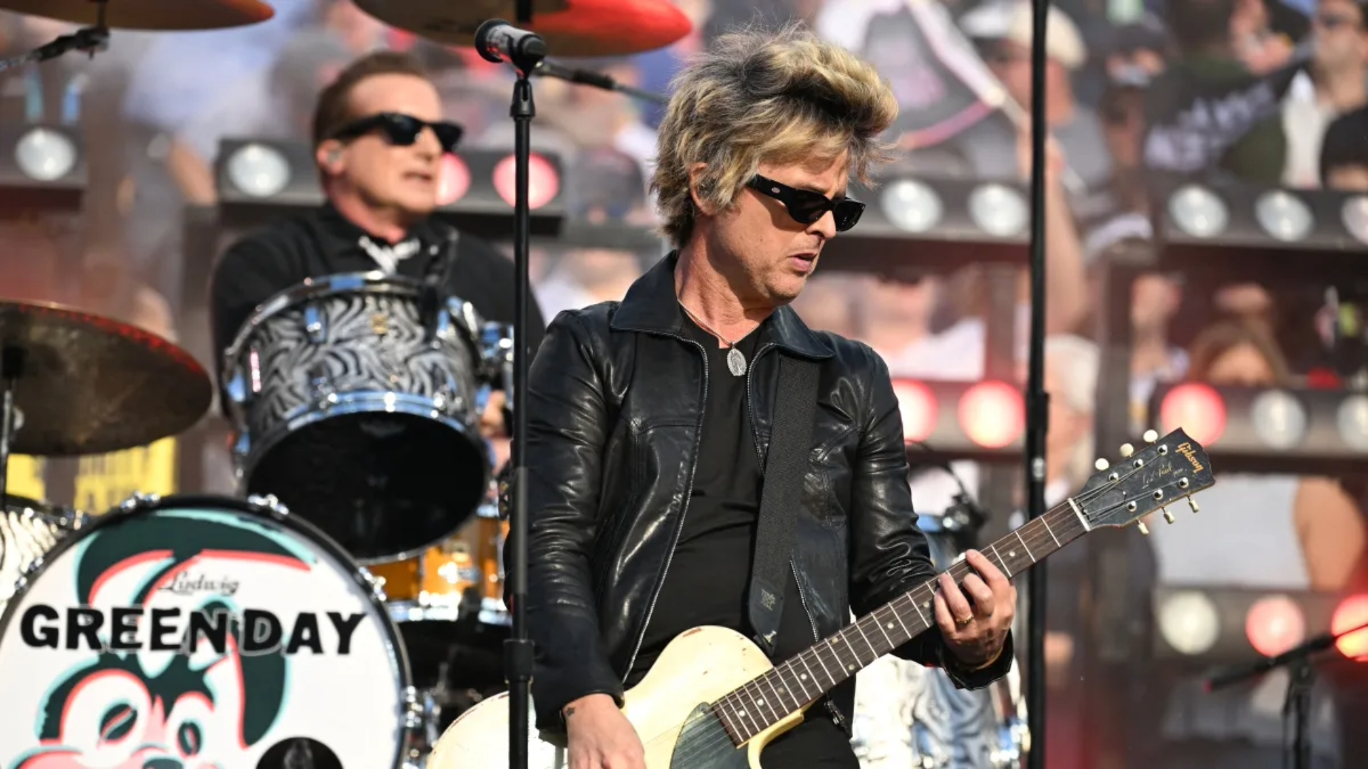 Green Day se apresenta no Super Bowl LX tocando “American Idiot” com Billie Joe Armstrong no palco