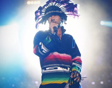 Jay Kay, vocalista do Jamiroquai, se apresenta ao vivo usando cocar indígena durante show da banda