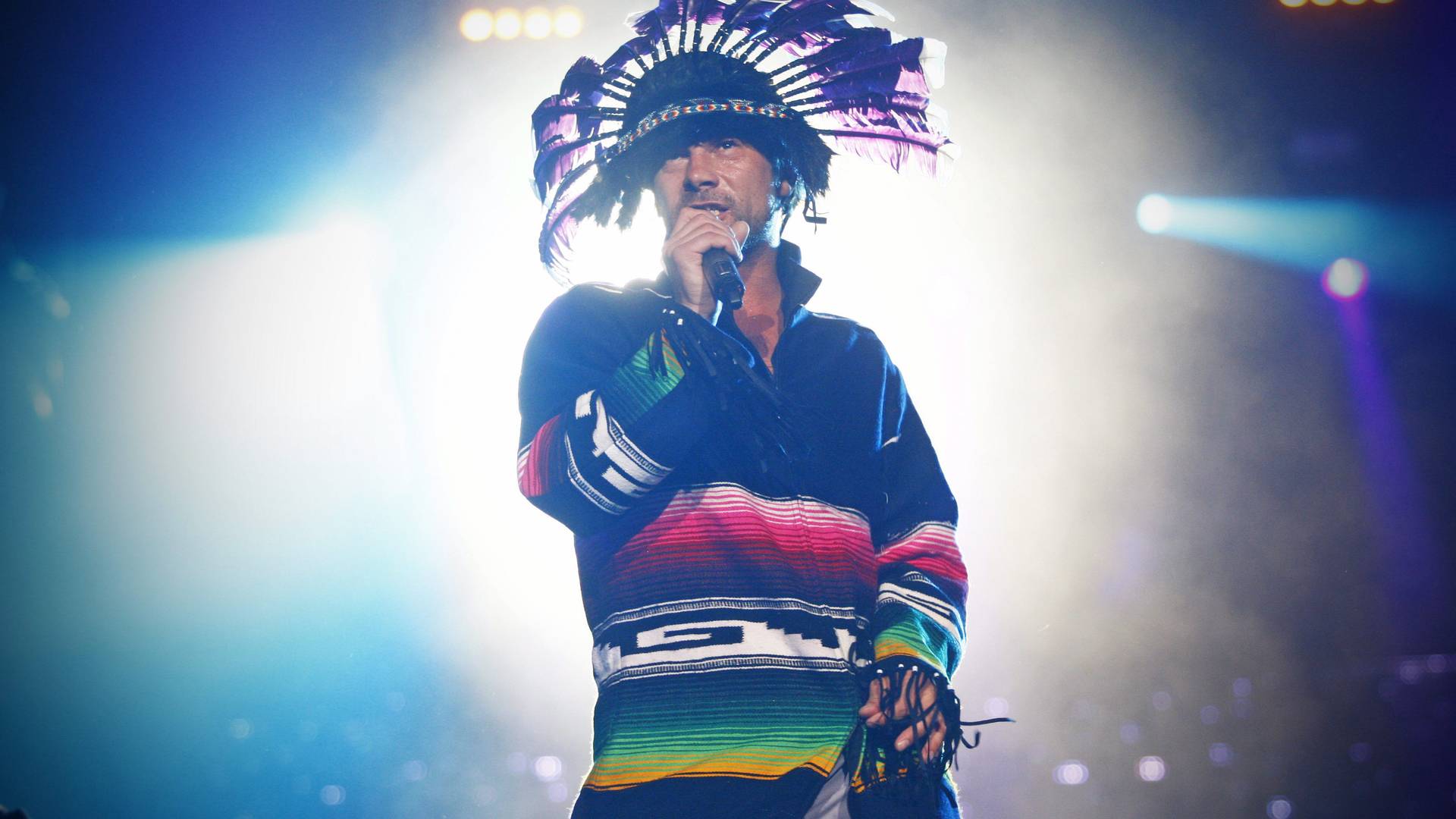 Jay Kay, vocalista do Jamiroquai, se apresenta ao vivo usando cocar indígena durante show da banda