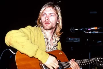 Kurt Cobain tocando guitarra em imagem de arquivo