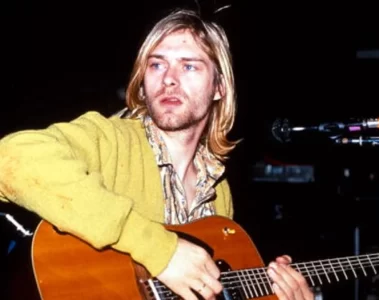Kurt Cobain tocando guitarra em imagem de arquivo