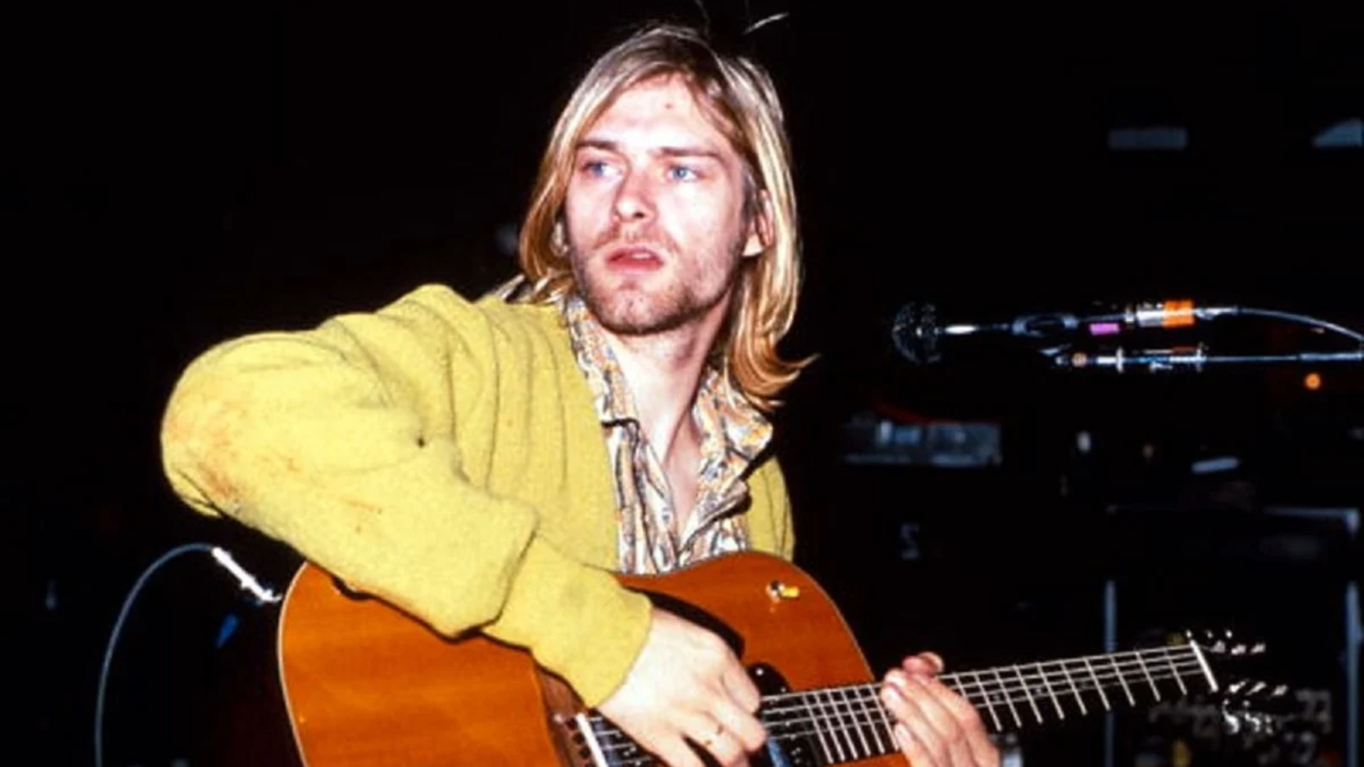 Kurt Cobain tocando guitarra em imagem de arquivo