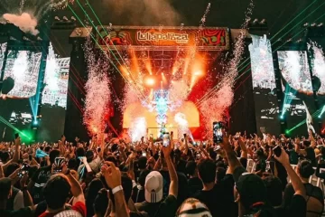 Público lotando o palco principal do Lollapalooza Brasil durante show em São Paulo