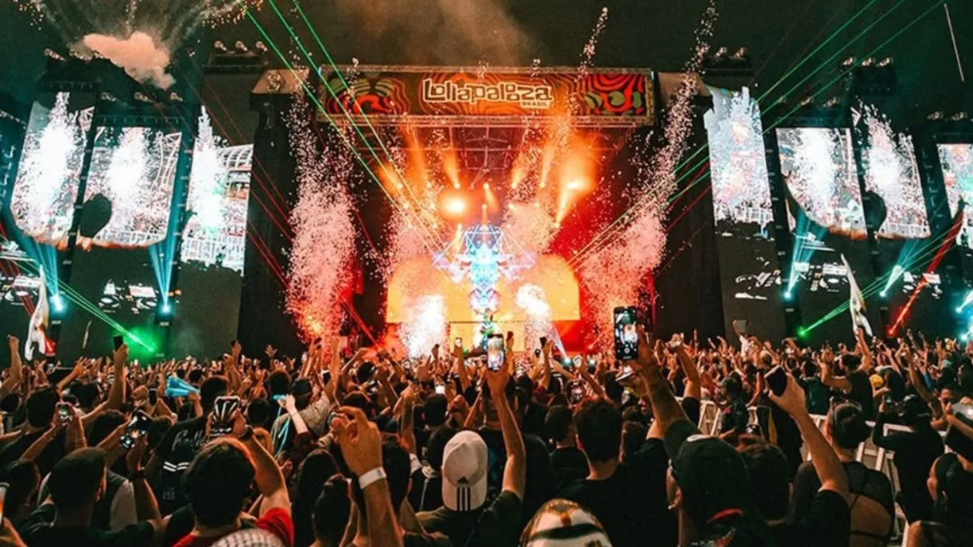 Público lotando o palco principal do Lollapalooza Brasil durante show em São Paulo
