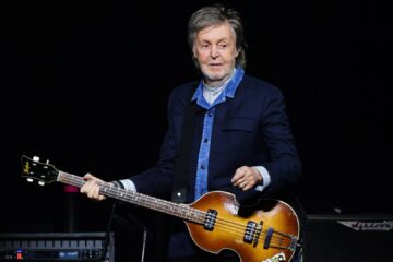 Paul McCartney tocando baixo em apresentação ao vivo durante show recente
