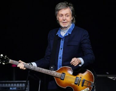 Paul McCartney tocando baixo em apresentação ao vivo durante show recente