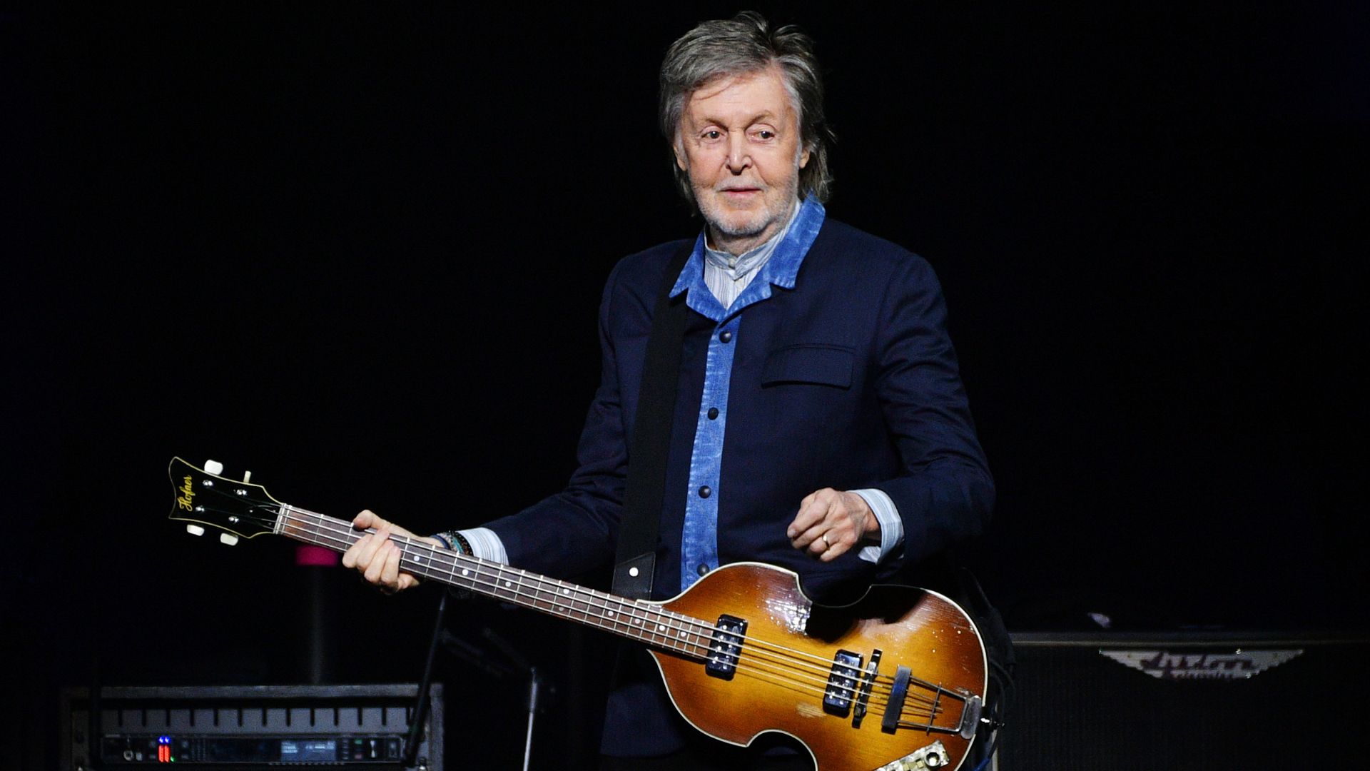 Paul McCartney tocando baixo em apresentação ao vivo durante show recente