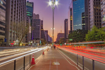 Vista da Avenida Paulista ao entardecer, em São Paulo