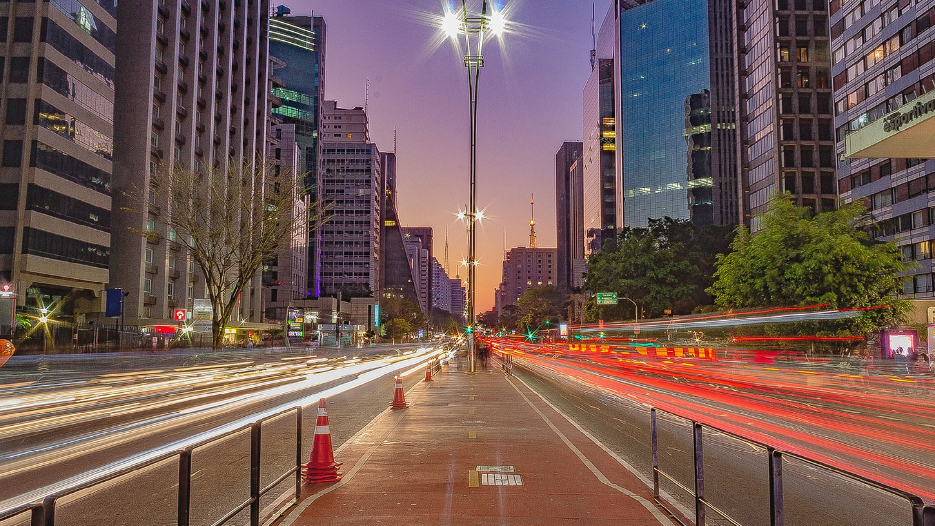 Vista da Avenida Paulista ao entardecer, em São Paulo