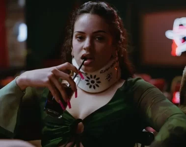 Cena da terceira temporada de Euphoria com personagem interpretada por Rosalía