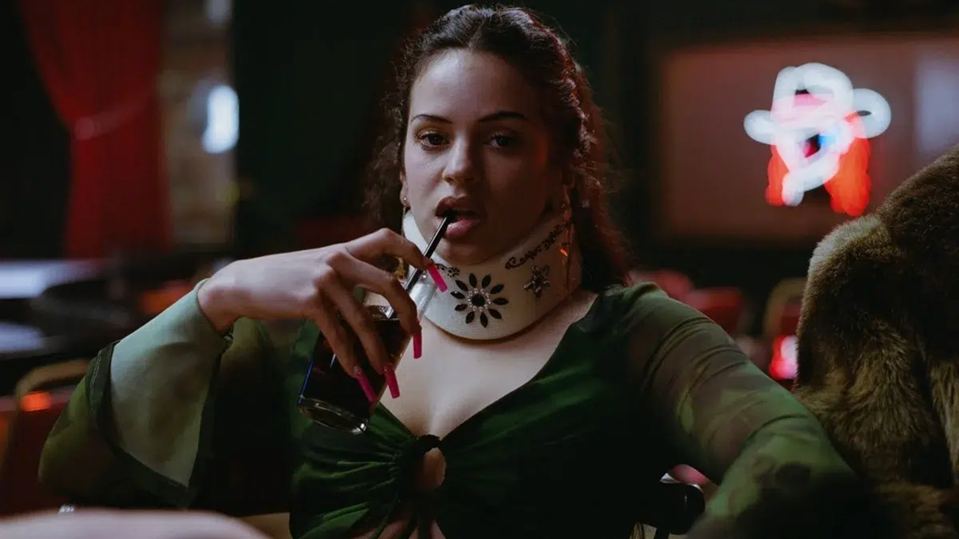 Cena da terceira temporada de Euphoria com personagem interpretada por Rosalía