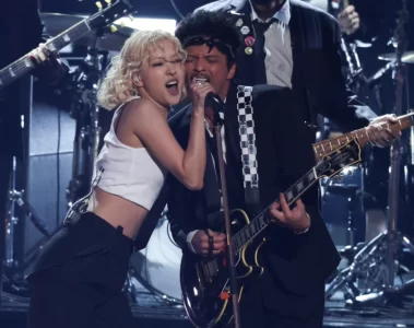 Rosé e Bruno Mars durante apresentação da música “APT.” no Grammy Awards 2026.