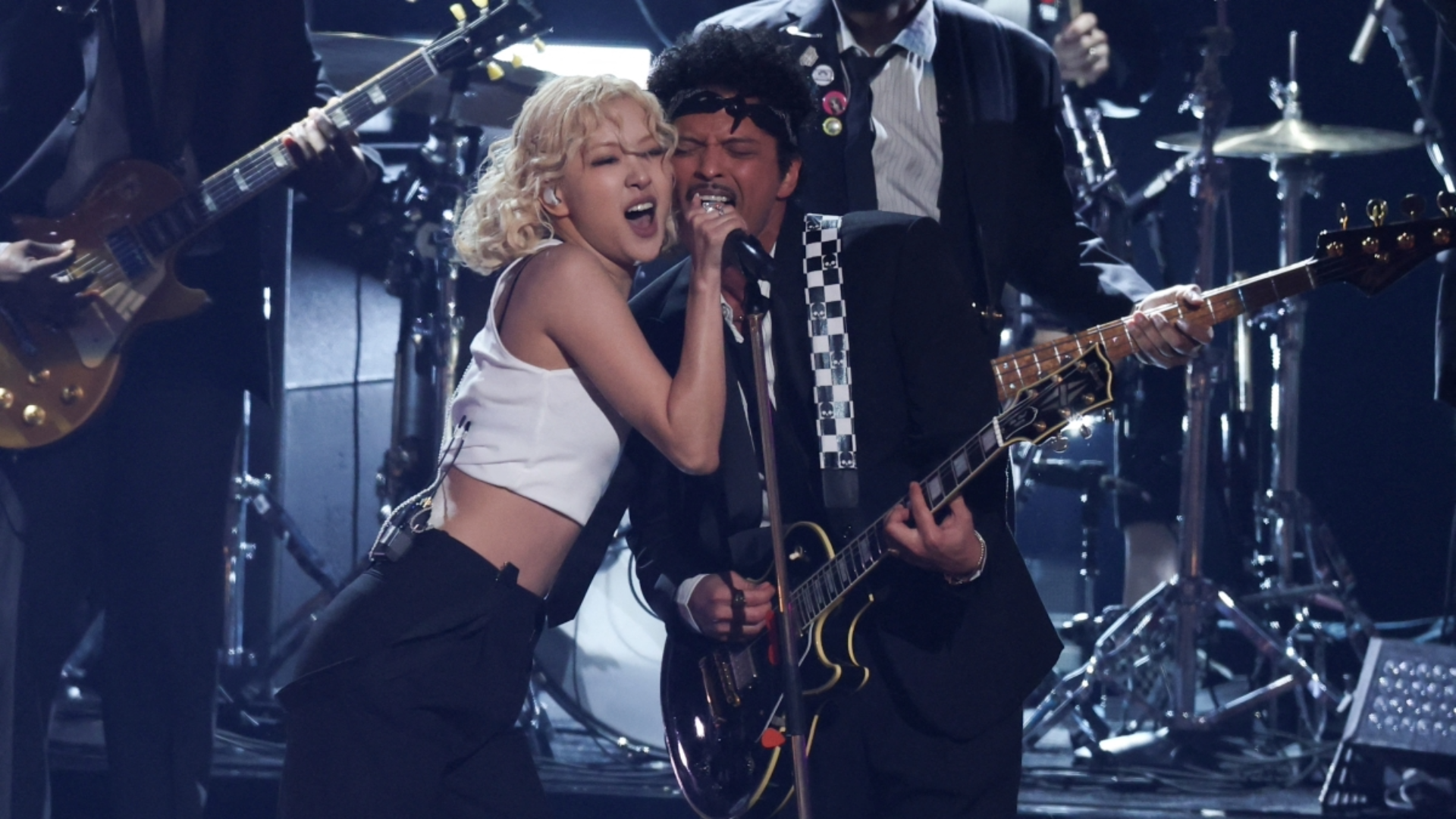 Rosé e Bruno Mars durante apresentação da música “APT.” no Grammy Awards 2026.