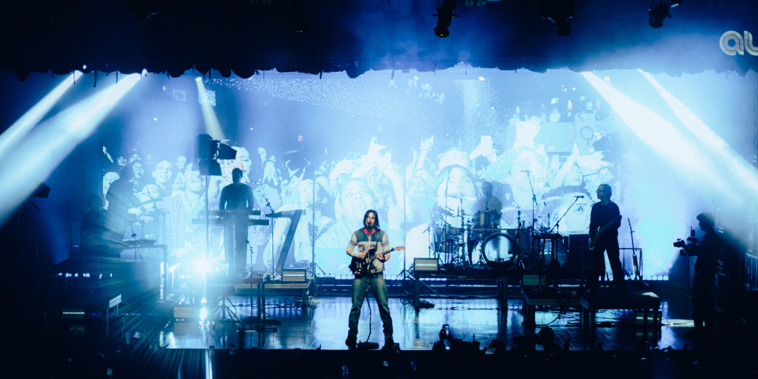 Banda LANY se apresenta no palco da Audio durante show em São Paulo.