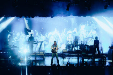 Banda LANY se apresenta no palco da Audio durante show em São Paulo.