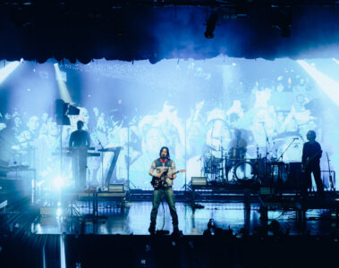 Banda LANY se apresenta no palco da Audio durante show em São Paulo.