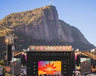 Palco do festival Doce Maravilha com público no Jockey Club e Cristo Redentor ao fundo no Rio de Janeiro