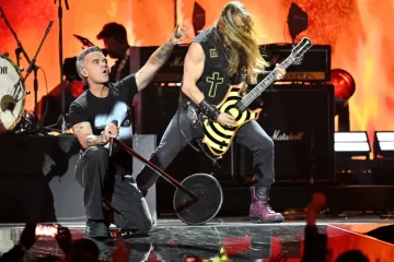 Robbie Williams canta “No More Tears” com Zakk Wylde durante tributo a Ozzy Osbourne no BRIT Awards 2026