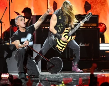 Robbie Williams canta “No More Tears” com Zakk Wylde durante tributo a Ozzy Osbourne no BRIT Awards 2026