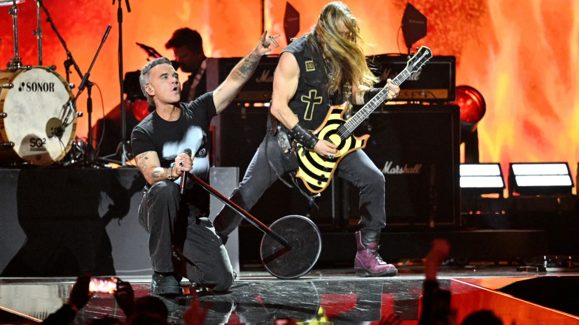 Robbie Williams canta “No More Tears” com Zakk Wylde durante tributo a Ozzy Osbourne no BRIT Awards 2026