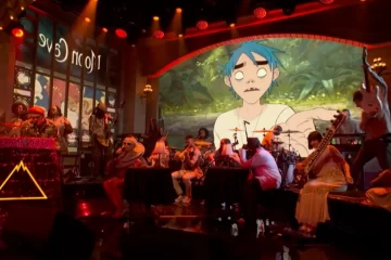 Gorillaz se apresentando no Saturday Night Live com projeção animada da banda ao fundo