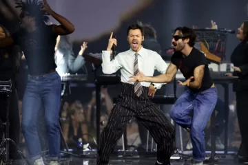 Harry Styles se apresenta no BRIT Awards 2026 durante performance de Aperture