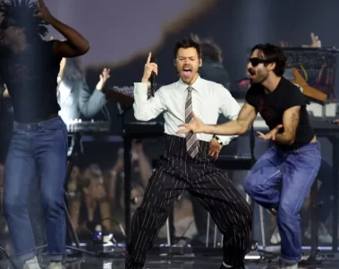 Harry Styles se apresenta no BRIT Awards 2026 durante performance de Aperture