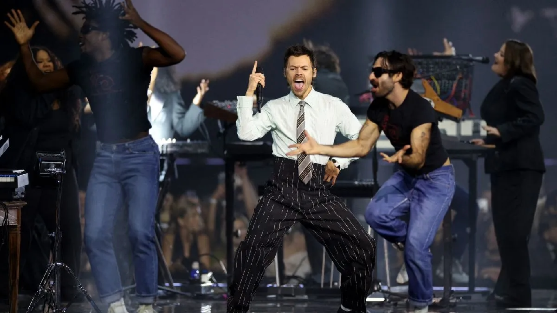 Harry Styles se apresenta no BRIT Awards 2026 durante performance de Aperture
