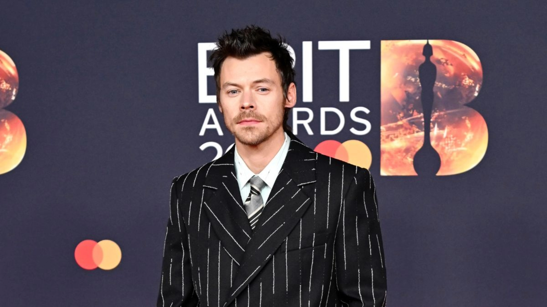 Harry Styles no tapete vermelho do BRIT Awards 2026