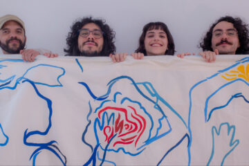 Integrantes da banda Infinito Latente segurando arte visual do álbum Sem Início Nem Fim