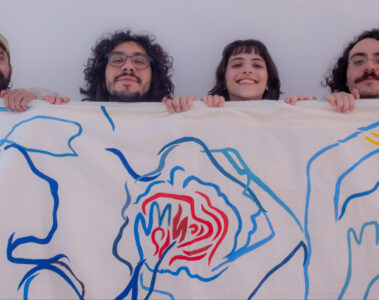Integrantes da banda Infinito Latente segurando arte visual do álbum Sem Início Nem Fim