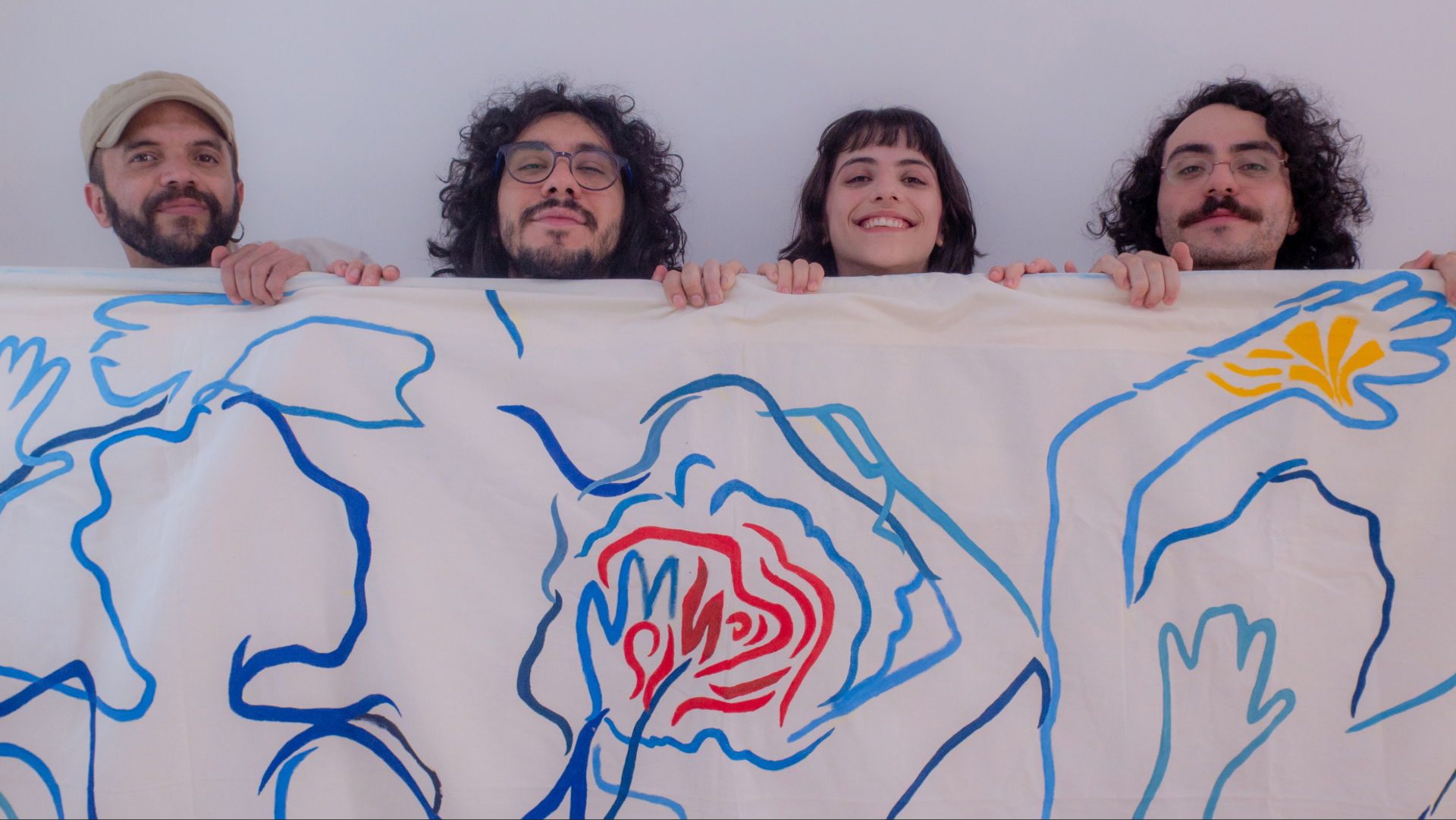 Integrantes da banda Infinito Latente segurando arte visual do álbum Sem Início Nem Fim