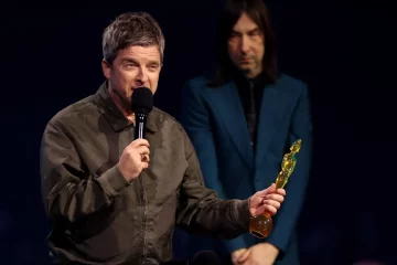 Noel Gallagher no palco do BRIT Awards 2026 após receber o prêmio de Compositor do Ano.