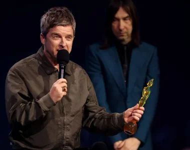 Noel Gallagher no palco do BRIT Awards 2026 após receber o prêmio de Compositor do Ano.